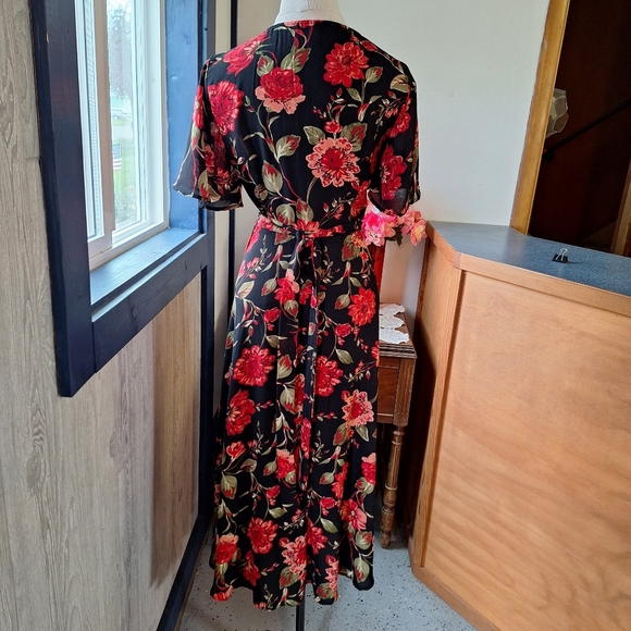 Forever 21 "Contemporary Floral Wrap" Dress, Size Medium CN165/92A - Picture 6 of 13